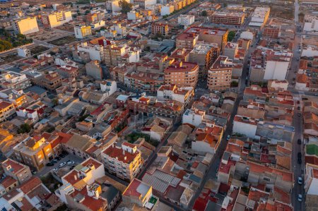 Desde lo alto, la antigua ciudad se extiende como un laberinto de viviendas en miniatura, cada una ajustada contra su vecino, formando un mosaico de tejados que se extienden hasta el horizonte.