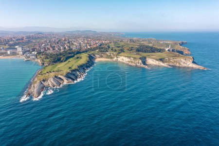 Blick aus der Vogelperspektive auf die Stadt Santander vom Meer aus. Blaues Wasser, blauer Himmel