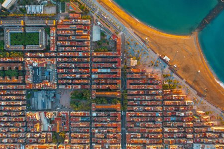 Téléchargez les photos : Vue des bâtiments résidentiels sur le front de mer à Barcelone en Espagne. Mer crache dans l'eau bleue. Logement au bord de la mer - en image libre de droit