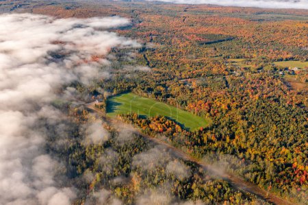 Dron photo forêt d'automne. Des arbres aux couleurs vives, des érables brun-rouge dans le brouillard. New Hampshire, États-Unis