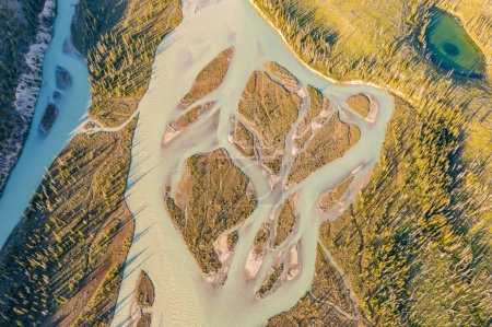 Drohnenaufnahmen von sich windenden Flüssen während einer Überschwemmung. Wald, Felsen. Nordegg, Alberta, Kanada.