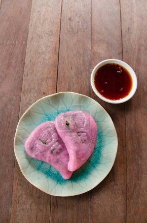 Foto de Dulces teochew en forma de melocotón exhibidos en una mesa de madera. - Imagen libre de derechos