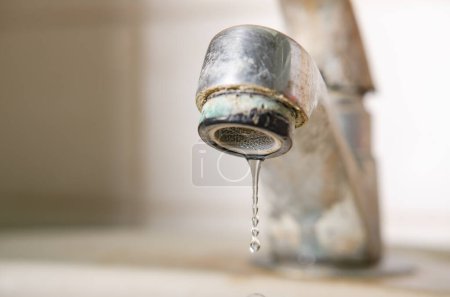 Téléchargez les photos : Des gouttes d'eau du vieux robinet. - en image libre de droit