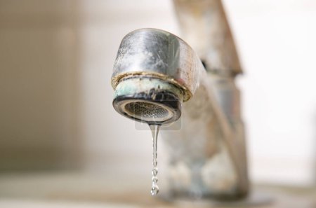 Téléchargez les photos : Des gouttes d'eau du vieux robinet. - en image libre de droit