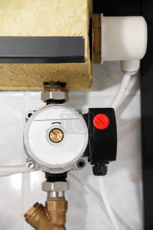 Téléchargez les photos : Réparation de pompe de recirculation d'eau chaude. Fermer sur pompe de recirculation d'eau chaude à l'intérieur de la chaudière électrique. - en image libre de droit