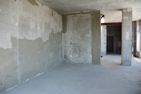 Foto de Apartment renovation of a newly built house with concrete floor, finishing on walls, and a concrete column, or pillar. - Imagen libre de derechos