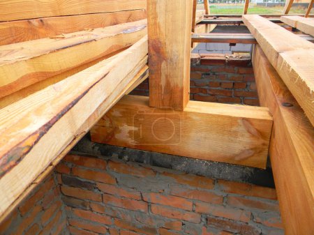 Foto de Primer plano en el marco de madera durante la construcción de techos con impermeabilización de betún. - Imagen libre de derechos