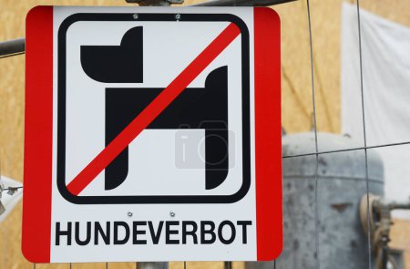 Perros no permitidos signo en idioma alemán en la calle. Schild Hundeverbot. 