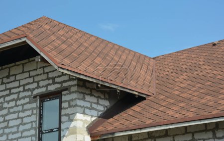 Bardeaux d'asphalte maison toit dans la zone d'imperméabilisation coin problème. Costruction de toiture.