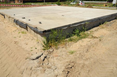 Fond de teint en dalle. Une fondation dalle sur sol est un système d'ingénierie structurelle où la fondation d'un bâtiment (dalle de béton) est créée à partir d'un moule mis dans le sol.