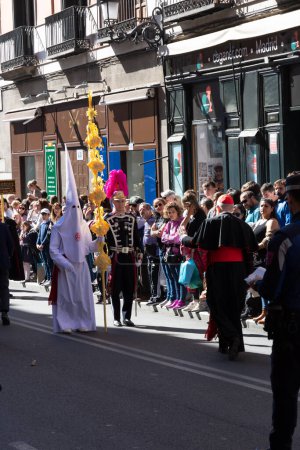 Foto de Madrid, España; 2 de abril de 2023: El Cardenal de Madrid, Sr. Osorio, va a encontrarse con la procesión coloquialmente llamada "el burrito" el Domingo de Ramos. Y reunirme con los miembros de la procesión. - Imagen libre de derechos