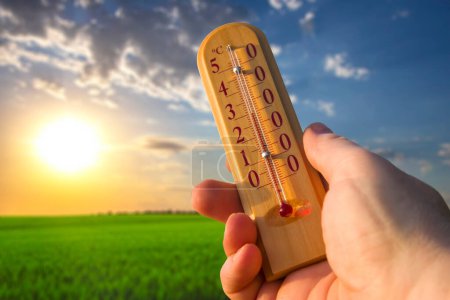 Foto de Termómetro para medir la temperatura en la naturaleza sobre el fondo del cielo en el calor del verano - Imagen libre de derechos
