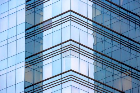 Téléchargez les photos : Façade vitrée d'un grand bâtiment moderne - en image libre de droit