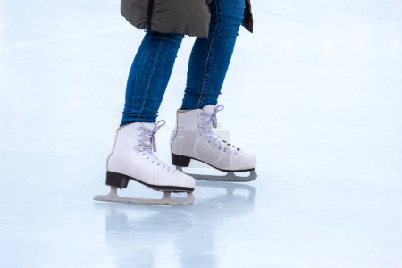 Téléchargez les photos : Jambes d'un patineur sur une patinoire. passe temps et sports d'hiver - en image libre de droit
