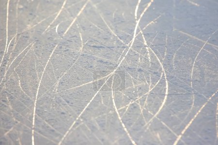 Foto de Rastros brillantes de patinaje sobre hielo en una pista de hielo. fondo y textura - Imagen libre de derechos