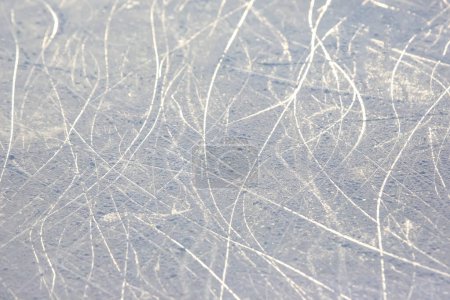 Foto de Rastros brillantes de patinaje sobre hielo en una pista de hielo. fondo y textura - Imagen libre de derechos