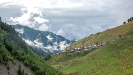 Foto de Vista de la aldea Adishi en Georgia. viajar por las montañas - Imagen libre de derechos