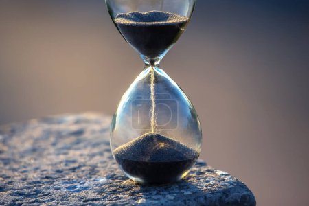 Reloj de arena cuenta la longitud de tiempo en contra. El concepto de la fluidez del tiempo de vida en el universo. tiempo y luz