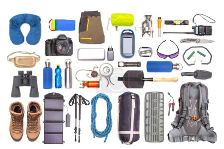 Set von touristischen Trekking-Artikeln auf weißem Hintergrund. Draufsicht auf Reisezubehör. Ausrüstung für Reisen und Wandern. Überlebenselemente.