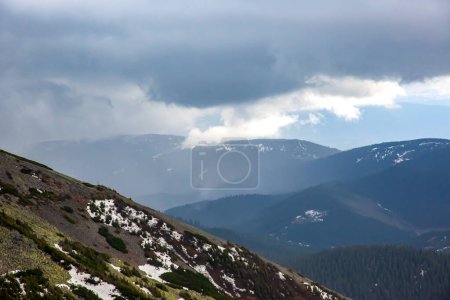 Foto de Nubes de tormenta en las montañas. paisajes de montaña - Imagen libre de derechos