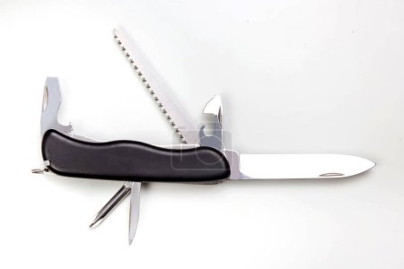 cuchillo plegable multi sobre un fondo blanco.