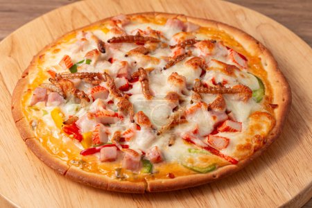 Pizza garniert mit Bambuswurm, Puppe, Seidenraupe essbaren Insekten knusprig gemischt mit Wurstscheiben, Paprika und Mozzarella-Käse, Gebratene Insekten sind die am häufigsten verkauften Street Food in Thailand.