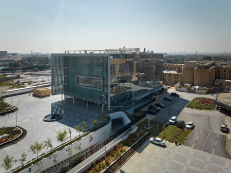 Téléchargez les photos : Cette photo aérienne captivante présente le Centre de recherche du King Faisal Specialist Hospital à Riyad, en Arabie saoudite. L'image présente l'impressionnante tour moderne des hôpitaux, un symbole lumineux - en image libre de droit
