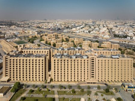 Téléchargez les photos : Cette photo aérienne captivante présente le Centre de recherche du King Faisal Specialist Hospital à Riyad, en Arabie saoudite. L'image présente l'impressionnante tour moderne des hôpitaux, un symbole lumineux - en image libre de droit