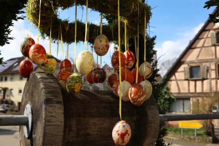 Téléchargez les photos : Pâques - Oeufs de Pâques décorés à la fontaine. Oeufs de Pâques bien décorés. - en image libre de droit
