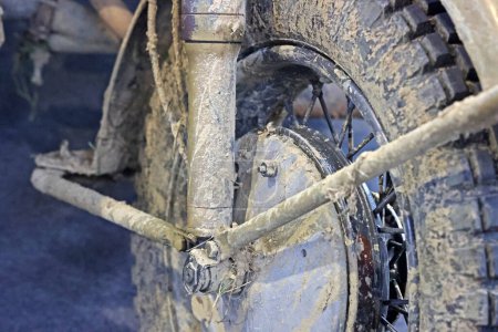 Téléchargez les photos : Roue d'une vieille moto dans la boue. - en image libre de droit
