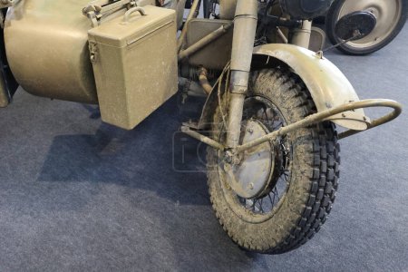 Téléchargez les photos : Roue d'une vieille moto dans la boue. - en image libre de droit
