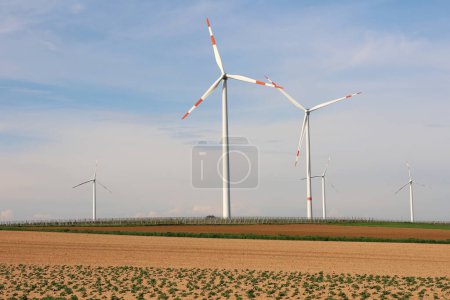 Téléchargez les photos : Paysage printanier avec moulins à vent à l'horizon - en image libre de droit