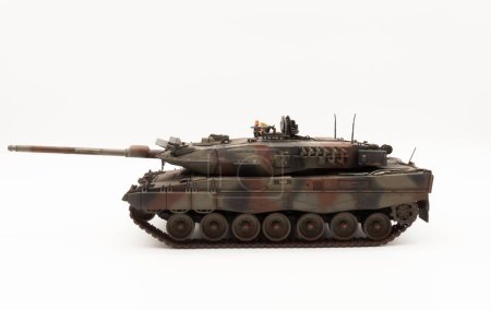 Téléchargez les photos : Char de combat principal Leopard 2A6 allemand modèle réduit 1 35 Italeri - en image libre de droit