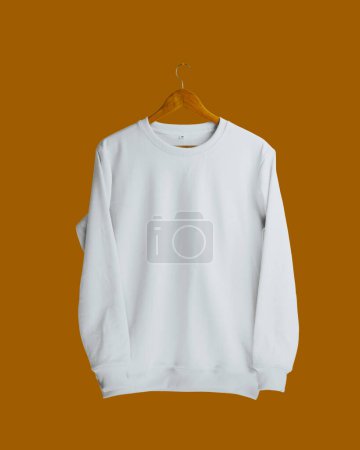 Sweatshirt mit isoliertem, sauberem Hintergrund, das Stil und Komfort hervorhebt, dieses hochauflösende Bild fängt ein Sweatshirt ein, das vor einem sauberen Hintergrund ausgelegt ist. 
