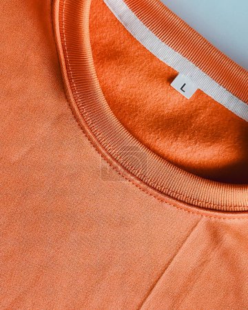 Sweatshirt mit isoliertem, sauberem Hintergrund, das Stil und Komfort hervorhebt, dieses hochauflösende Bild fängt ein Sweatshirt ein, das vor einem sauberen Hintergrund ausgelegt ist. 