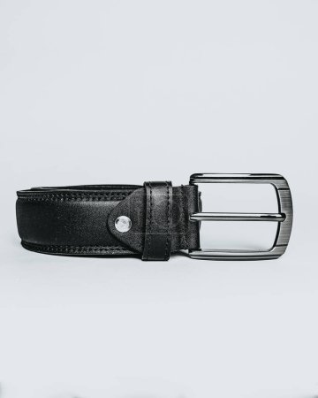 Männer schwarzer Ledergürtel, Dieses hochauflösende Foto zeigt einen schwarzen Ledergürtel für Männer, ein unverzichtbares Accessoire in jedem Kleiderschrank. Präzise gefertigt, zeigt der Gürtel höchste Qualität