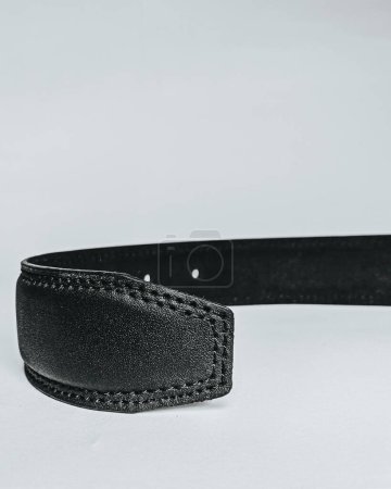 Herren schwarzer Ledergürtel, Dieses hochauflösende Foto zeigt einen Herren schwarzen Ledergürtel, ein unverzichtbares Accessoire in jedem Kleiderschrank. Präzise gefertigt, zeigt der Gürtel höchste Qualität