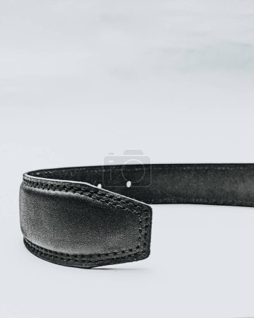Männer schwarzer Ledergürtel, Dieses hochauflösende Foto zeigt einen schwarzen Ledergürtel für Männer, ein unverzichtbares Accessoire in jedem Kleiderschrank. Präzise gefertigt, zeigt der Gürtel höchste Qualität
