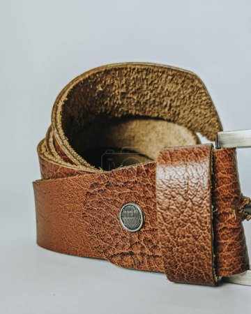 Cinturón de cuero marrón de los hombres, Esta foto de alta resolución cuenta con un cinturón de cuero negro de los hombres, un accesorio básico en cualquier armario. Elaborado con precisión, el cinturón presenta una calidad premium