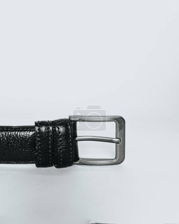 Men 's Brown Ledergürtel, Dieses hochauflösende Foto zeigt einen schwarzen Ledergürtel für Männer, ein wichtiges Accessoire in jedem Kleiderschrank. Präzise gefertigt, zeigt der Gürtel höchste Qualität