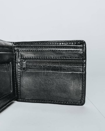 billetera para hombre hecha a mano, hecha a mano de cuero negro de primera calidad. La imagen detallada de la billetera.