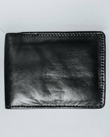 Téléchargez les photos : Portefeuille fait à la main pour hommes, fabriqué en cuir noir de première qualité. L'image détaillée du portefeuille. - en image libre de droit
