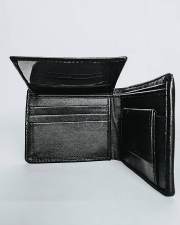 Foto de Billetera para hombre hecha a mano, hecha a mano de cuero negro de primera calidad. La imagen detallada de la billetera. - Imagen libre de derechos