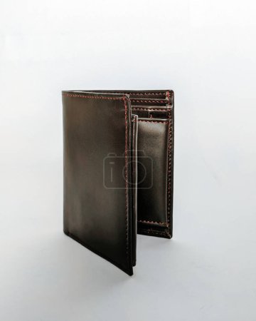 billetera para hombre hecha a mano, hecha a mano de cuero negro de primera calidad. La imagen detallada de la billetera.