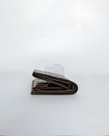 Foto de Billetera para hombre hecha a mano, hecha a mano de cuero negro de primera calidad. La imagen detallada de la billetera. - Imagen libre de derechos