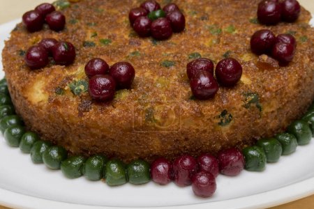 Téléchargez les photos : Vue transversale de Brown Rava Cake in Plate, Vue de dessus, Berry, Cherry, Tuti Futi, Vue très rapprochée - en image libre de droit