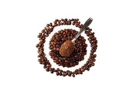 Foto de Frontera redonda con granos de café, propagación sobre fondo blanco, cucharada de café en polvo en la pila de granos de café - Imagen libre de derechos