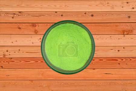 Foto de Color verde en la superficie de madera, Rangoli Color en el tazón - Imagen libre de derechos