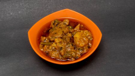 Téléchargez les photos : Mélanger les légumes Gujarati Rasia Muthiya dans le bol orange - en image libre de droit
