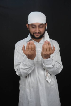 Téléchargez les photos : Religieux asiatique musulman garçon prier Dieu à la maison. Climat chaud paisible et merveilleux. Concentration sélective. - en image libre de droit
